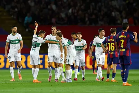 رغم الخسارة.. إلتشي "الشجاع" يخرج برقم إيجابي من ملعب برشلونة